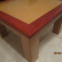 Table basse moderne avec panneau en verre
