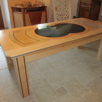 Vous pouvez découvrir une nouvelle table originale mélange de verre et de bois
